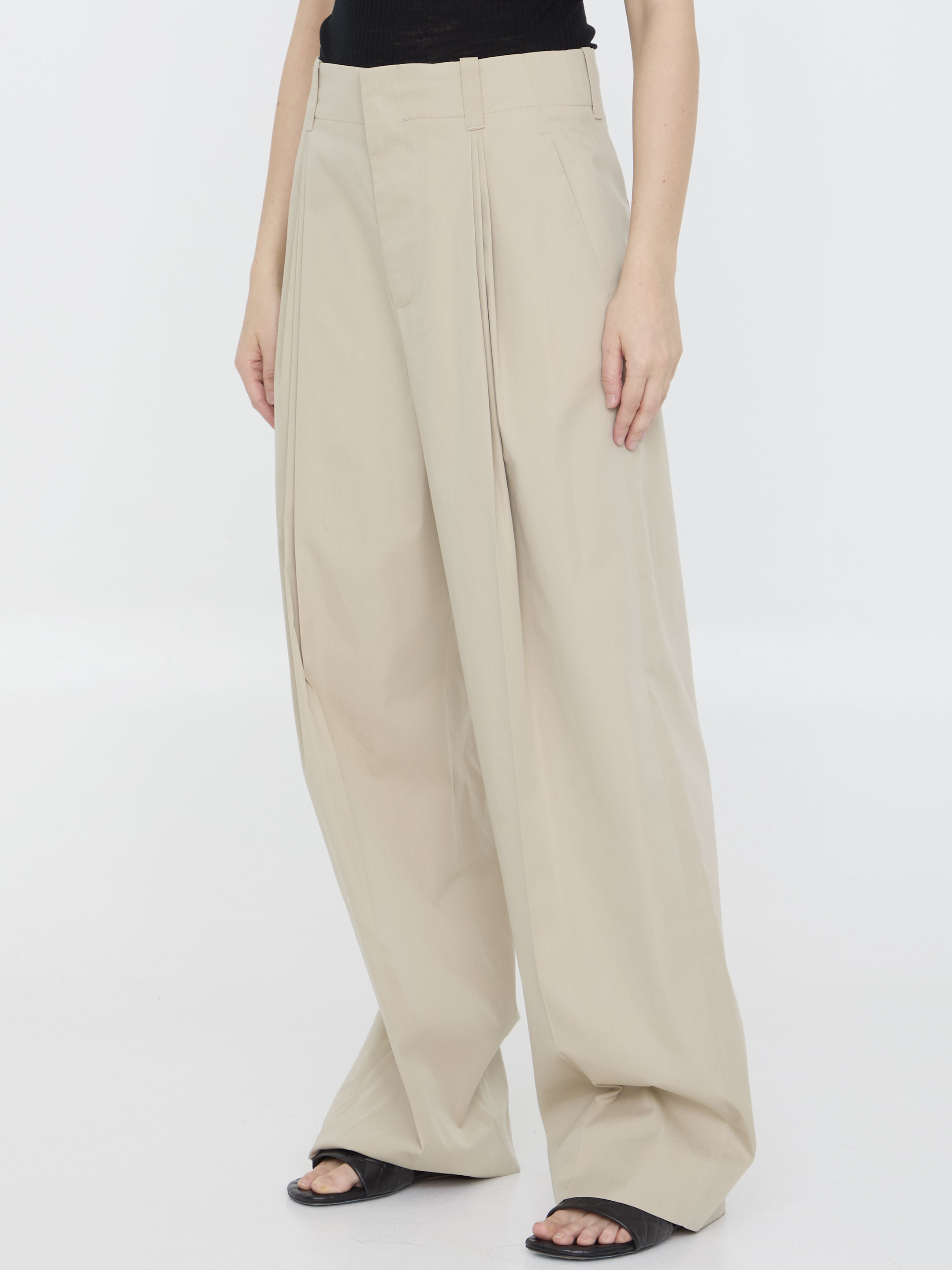 Pleated pants hover