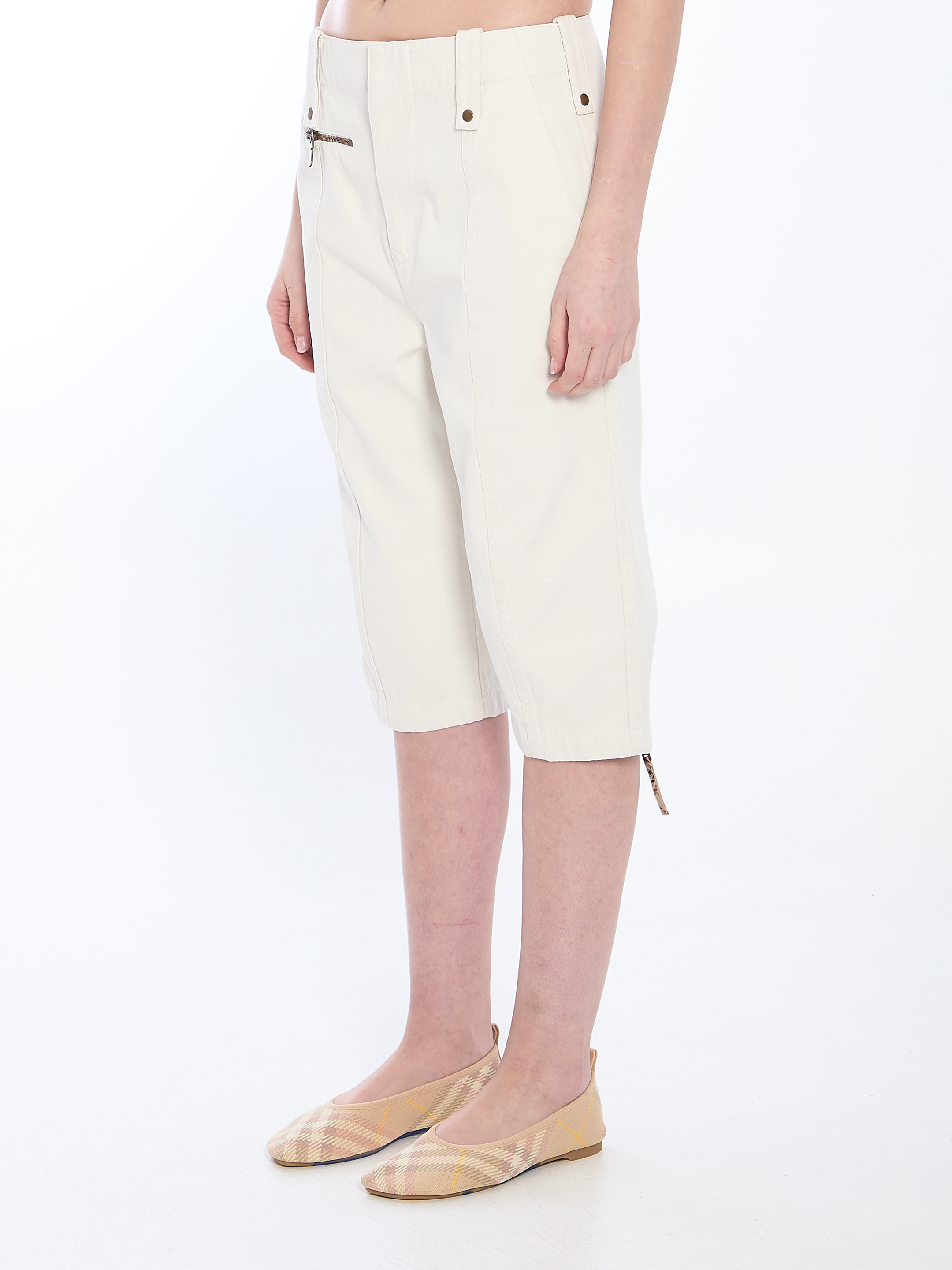 Capri pants hover